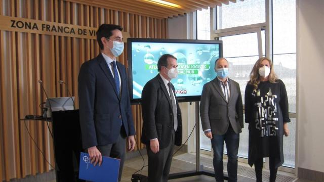 El director general de Energylab, el alcalde de Vigo y presidente del consorcio, el delegado de la Zona Franca y la presidenta de la Diputación de Pontevedra durante la presentación esta mañana.