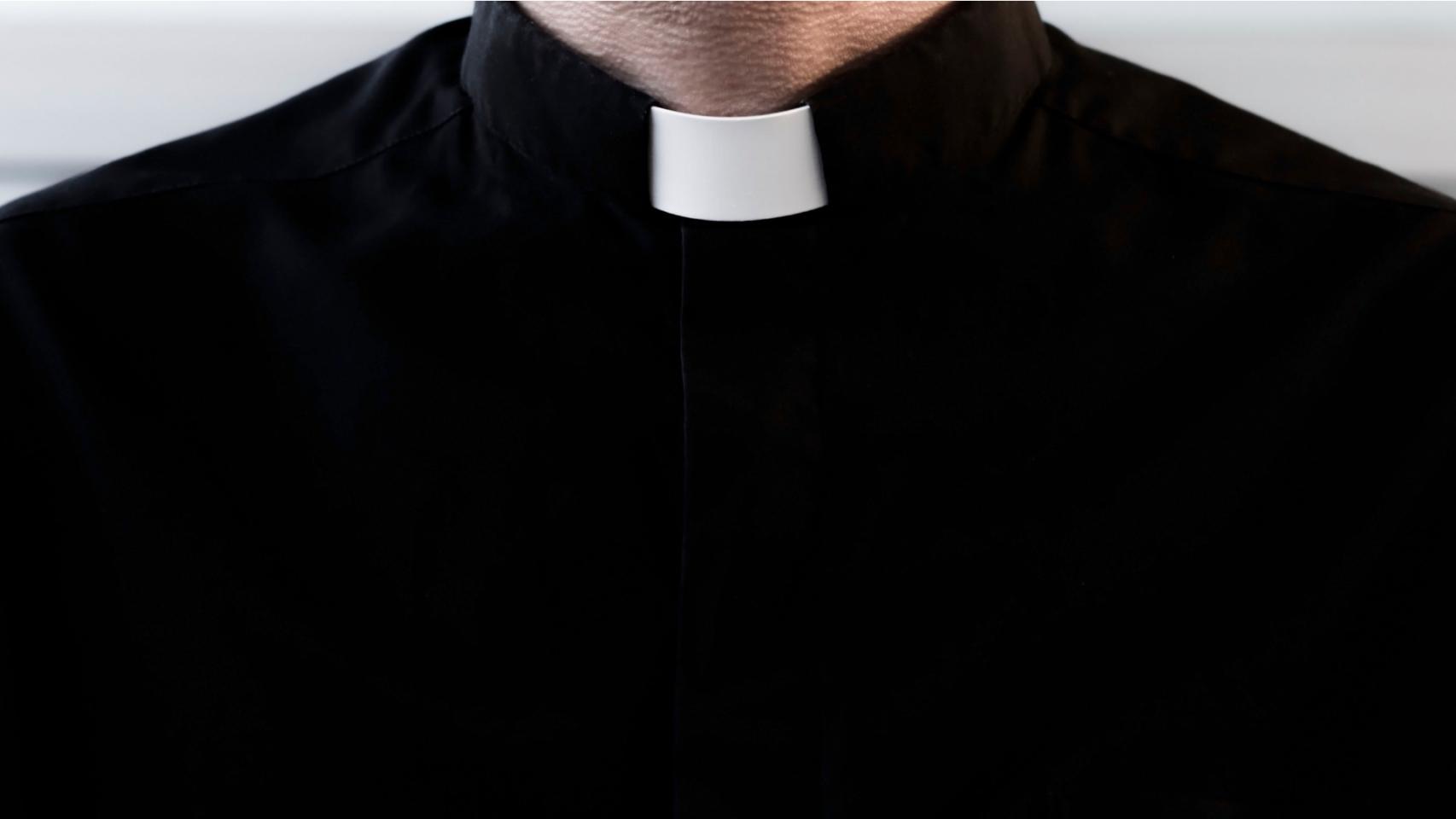 cura sacerdote sotana iglesia