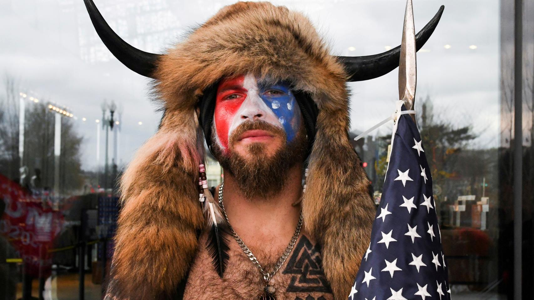 Jacob Albert Chansley, el hombre que asaltó el Capitolio vestido de bisonte.