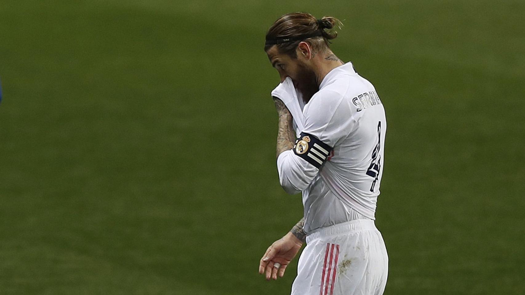Sergio Ramos, abandonando el terreno de juego tras el partido de la Supercopa de España