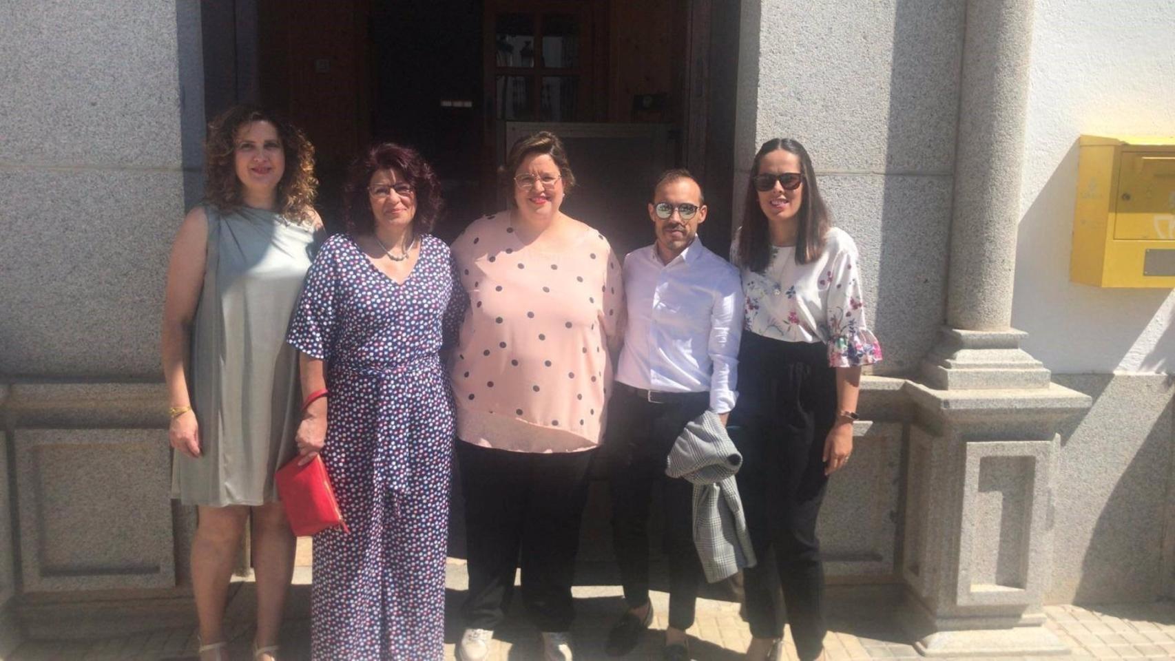 La alcaldesa del PSOE de Torrecampo, Francisca Alamillo, en el centro en una imagen de archivo.