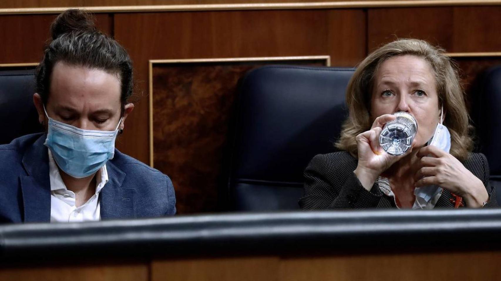 Iglesias y Calviño, en sus escaños del Congreso.