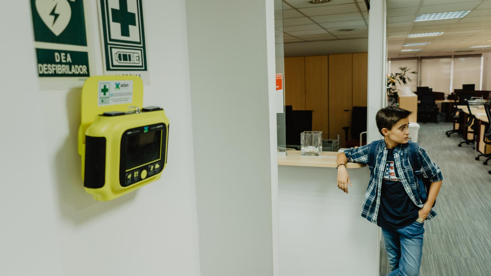 Iamgen del dispositivo AllergoCase, una funda inteligente con dos autoinyectores de adrenalina.