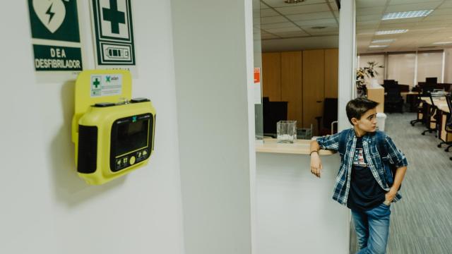 Iamgen del dispositivo AllergoCase, una funda inteligente con dos autoinyectores de adrenalina.