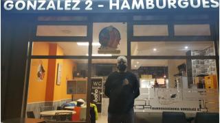 Miguel, responsable de la hamburguesería González 2 de A Coruña.