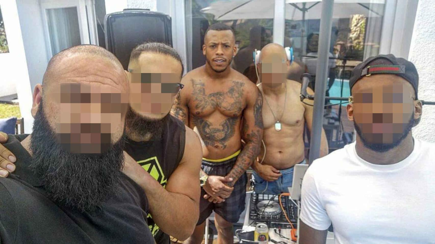José Arcadio D. N., apodado 'el Melillero', junto a varios miembros de su grupo de amigos.
