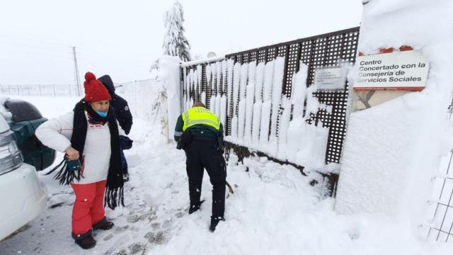 Acceso a la Residencia con Centro Ocupacional  de Colmenar de Oreja tras el paso de Filomena.