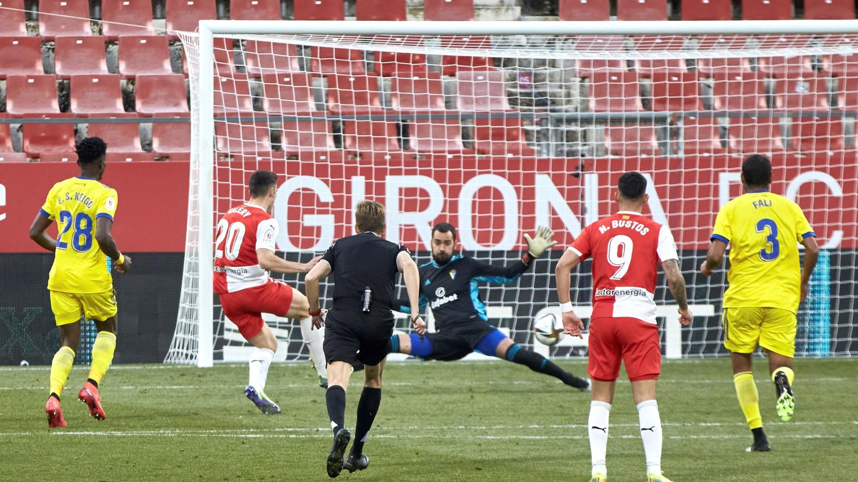 Valery marca uno de sus goles al Cádiz