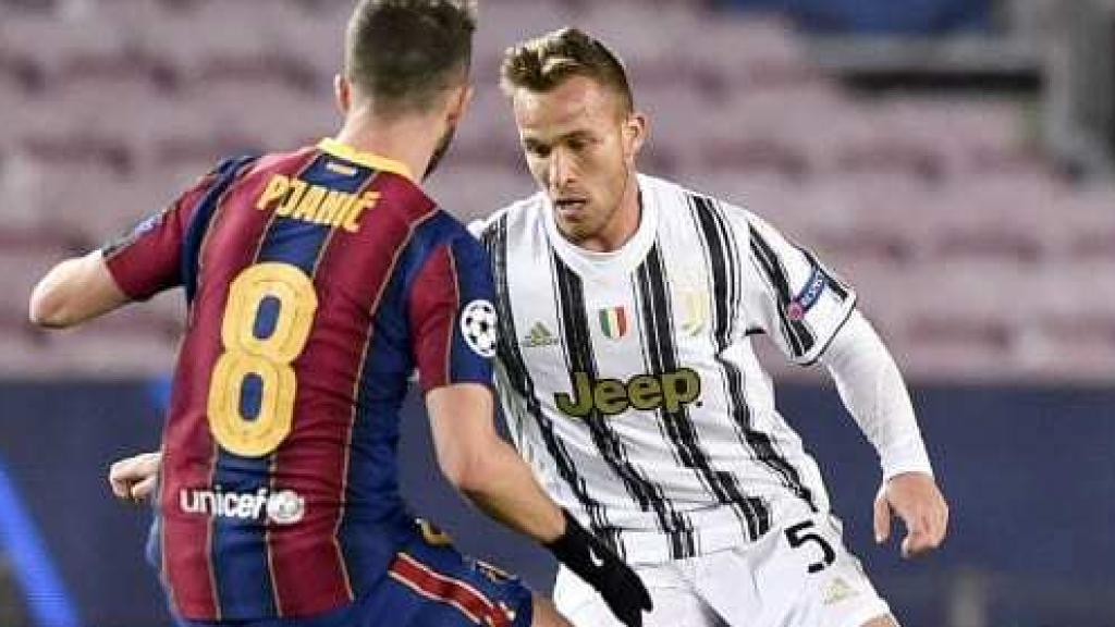 Arthur Melo ante Pjanic en el Barça-Juve