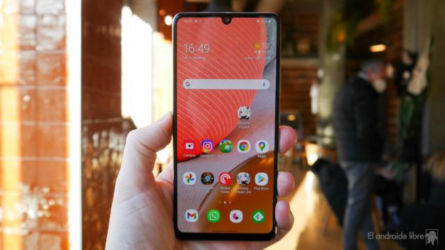 Usando un móvil en invierno