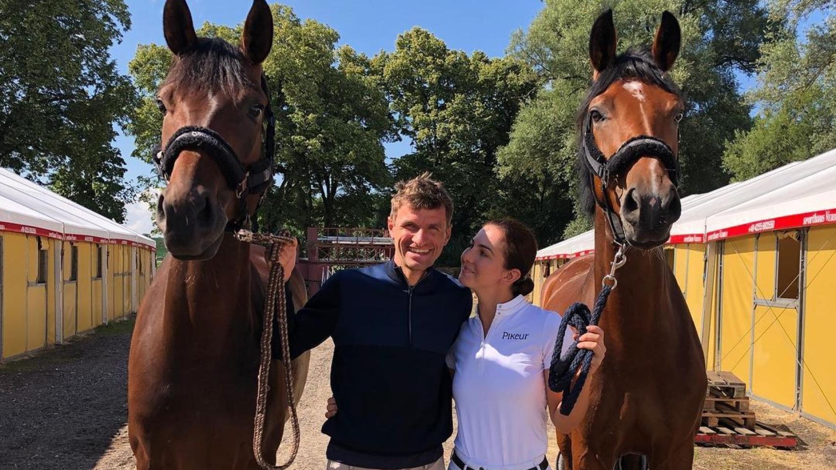 Thomas Müller junto a su mujer y dos de sus caballos. Foto: Instagram (@esmuellert)