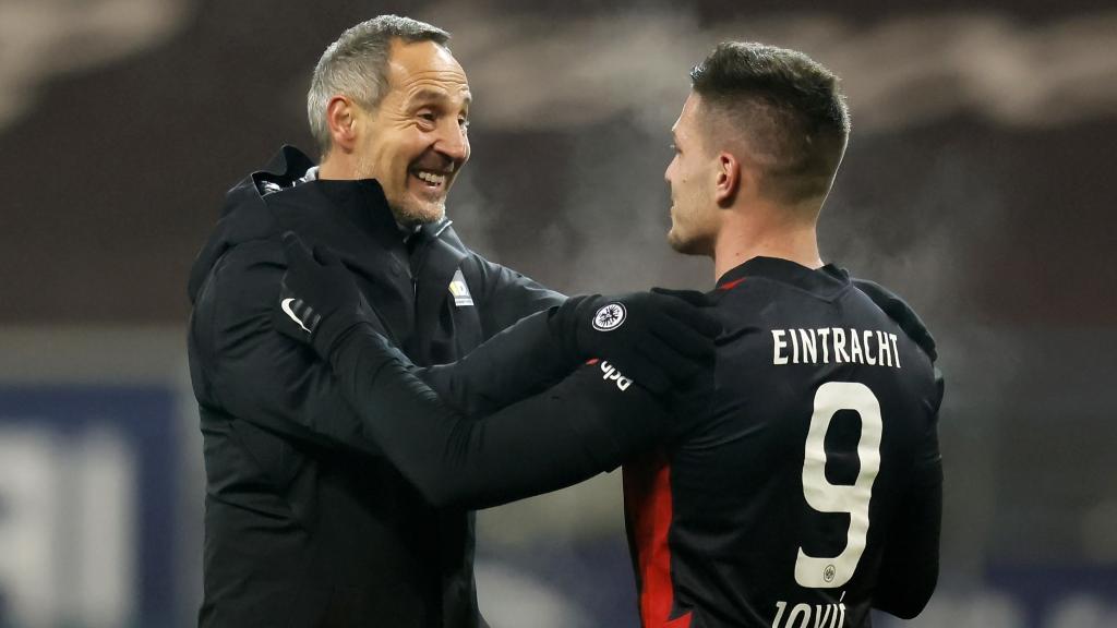 Adi Hütter, entrenador del Eintracht Frankfurt, y Luka Jovic