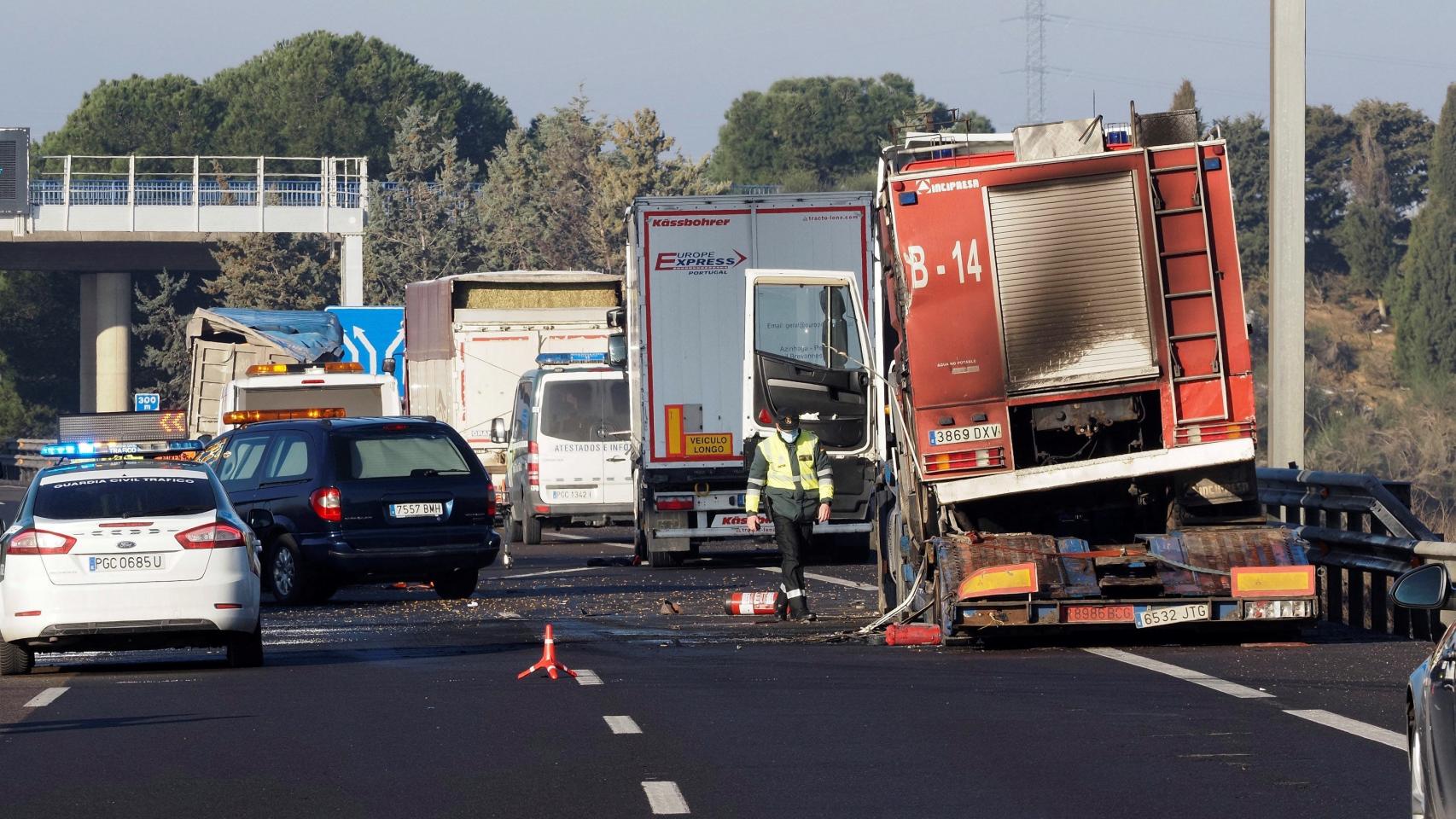 El camión incendiado en el punto de la A-6 donde los tres camioneros fueron arrollados.