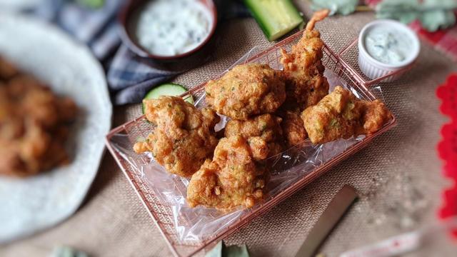 Buñuelos de bacalao y calabacín, un entrante sencillo para sorprender