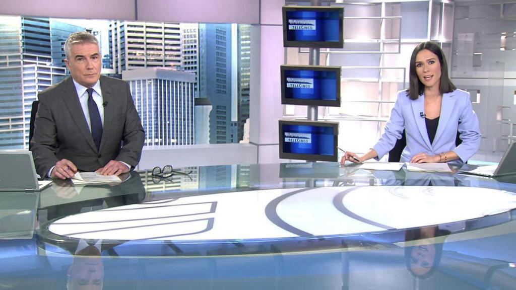 David Cantero y Alba Lago presentan juntos 'Informativos Telecinco' durante la baja de Isabel Jiménez.