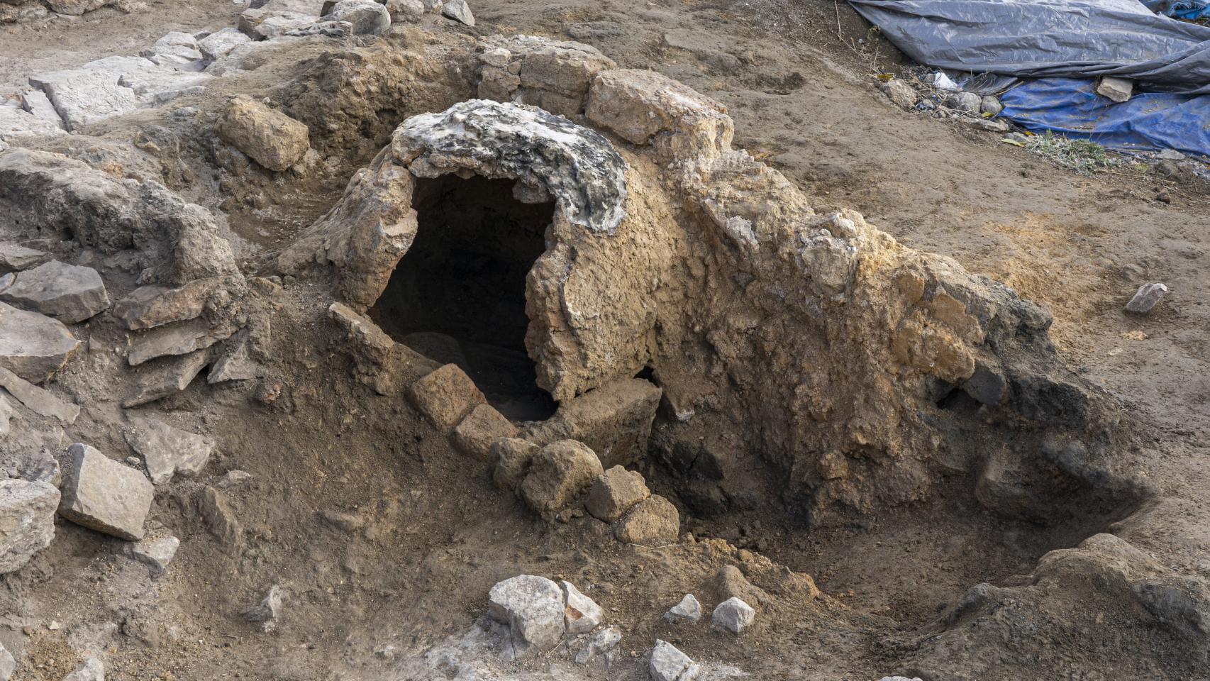 Vista del horno al final de la excavación, con parte de la cúpula ya retirada.