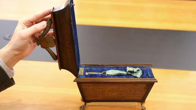 El cofre que abre la urna de Calderón de la Barca.