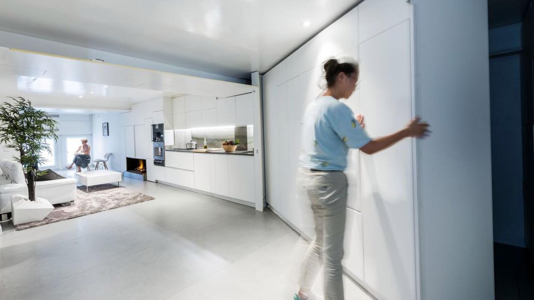 Los tabiques de la vivienda se mueven para configurar diferentes espacios.
