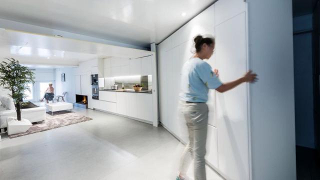 Los tabiques de la vivienda se mueven para configurar diferentes espacios.