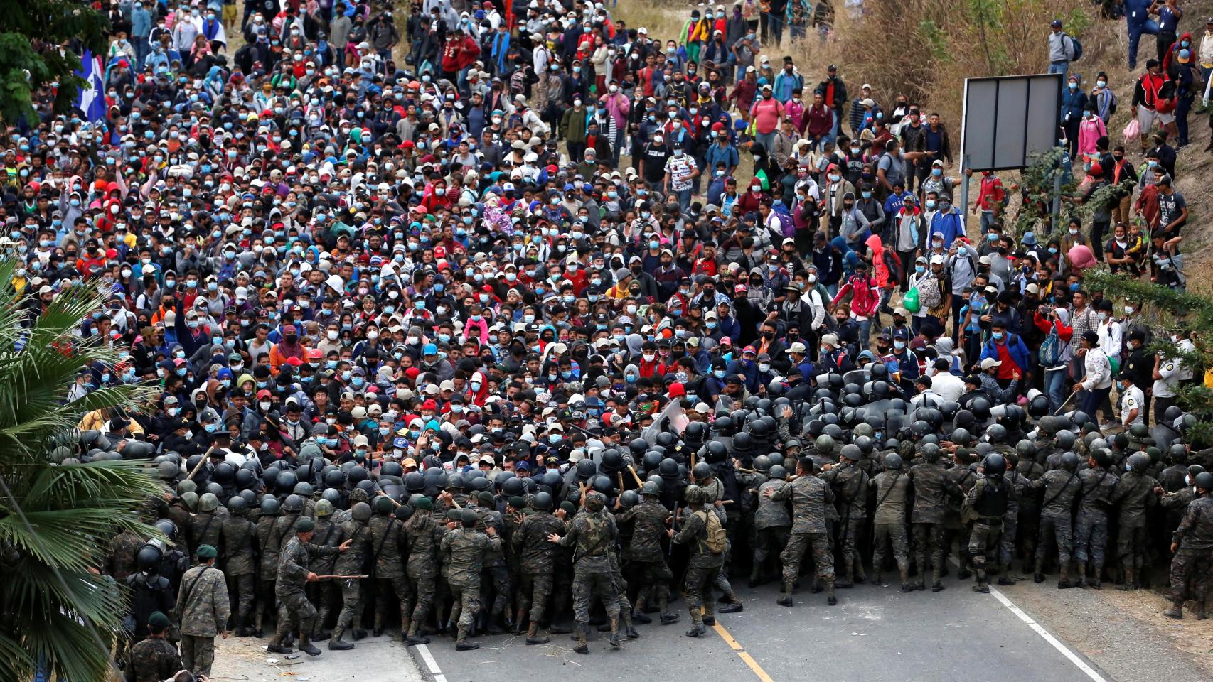 Las fuerzas de autoridad frenan con palos y gases lacrimógenos la caravana de migrantes.