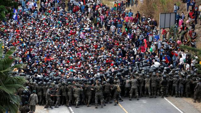 Las fuerzas de autoridad frenan con palos y gases lacrimógenos la caravana de migrantes.