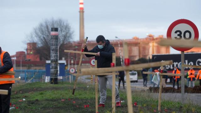 Trabadores de Alcoa en San Cibrao (Lugo).
