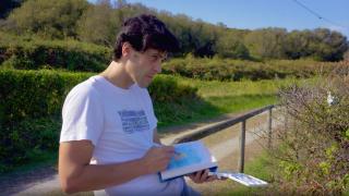 Pablo Rosendo pintando para Sendas de Ons.