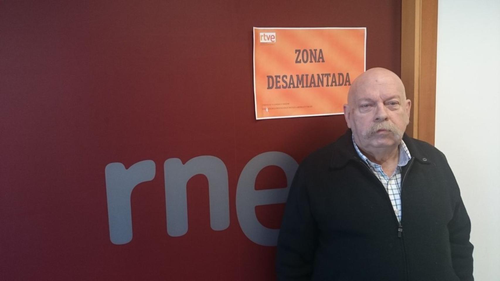 José María Iñigo posa ante un estudio de Prado del Rey poco antes de su muerte el 5 de mayo de 2018. Foto cortesía de la familia Íñigo.