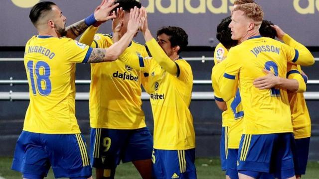 Los jugadores del Cádiz celebran el gol de Cala ante el Elche en la jornada 19 de La Liga
