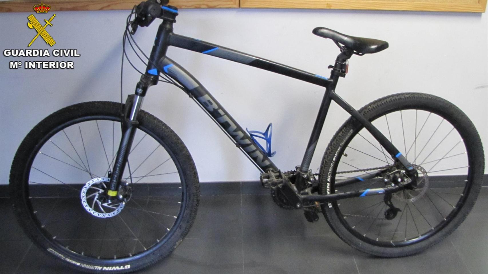 Bicicleta recuperada por la Guardia Civil tras las detenciones