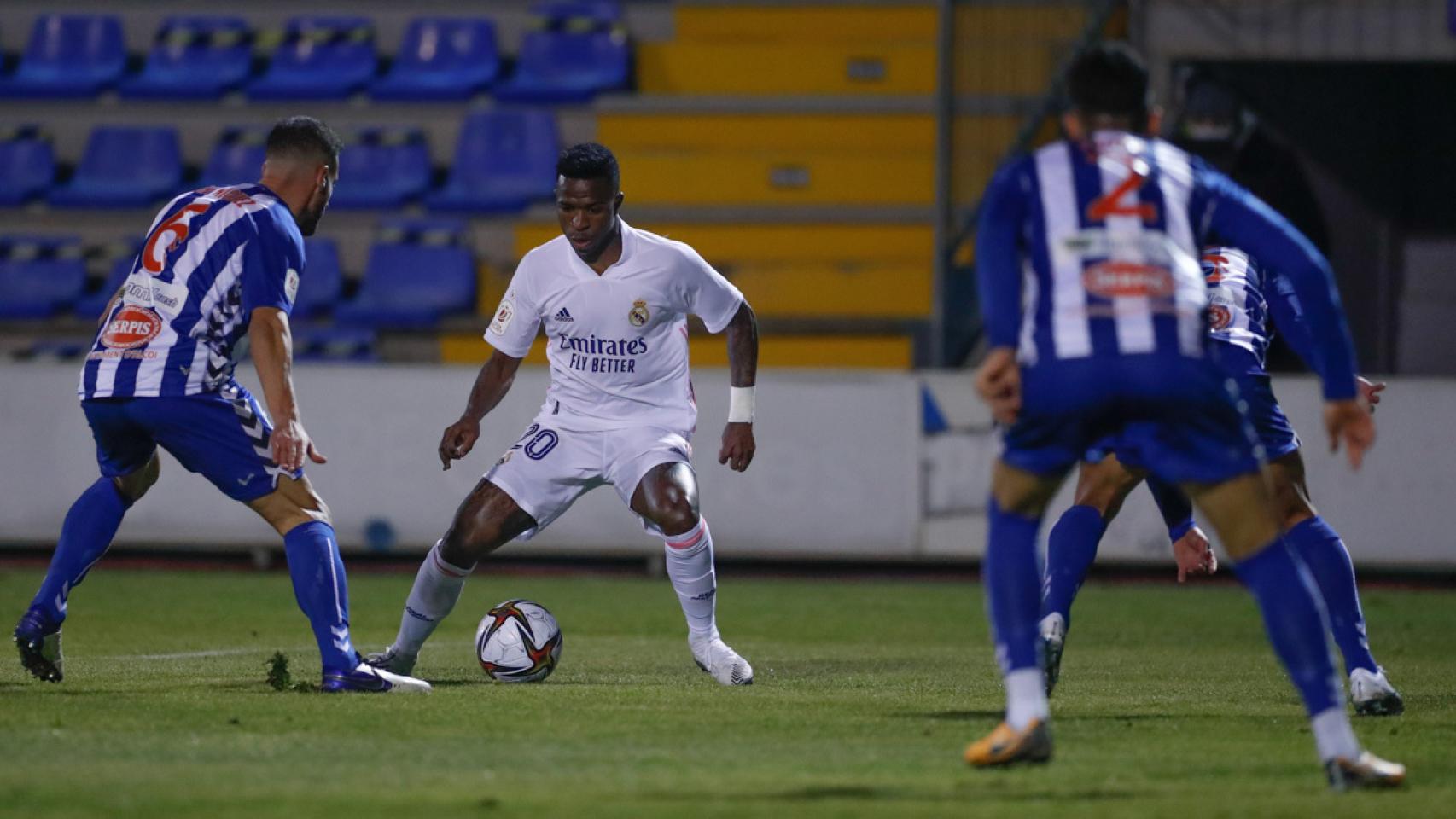 Vinicius intenta regatear a un jugador del Alcoyano