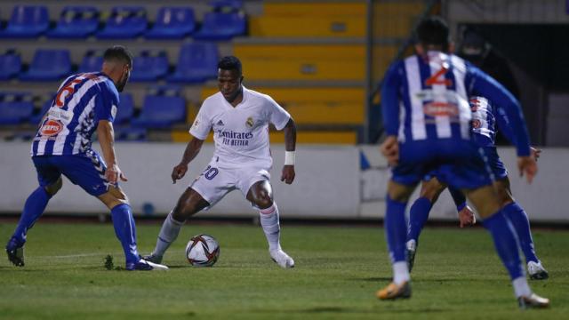 Vinicius intenta regatear a un jugador del Alcoyano