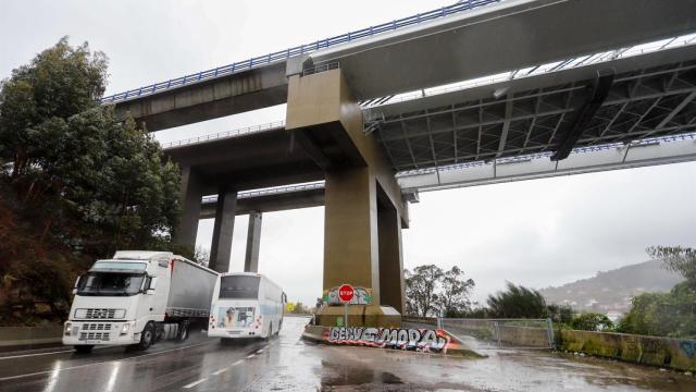 Varios coches pasan por debajo del Puente de Rande tras el desplome de un elevador.