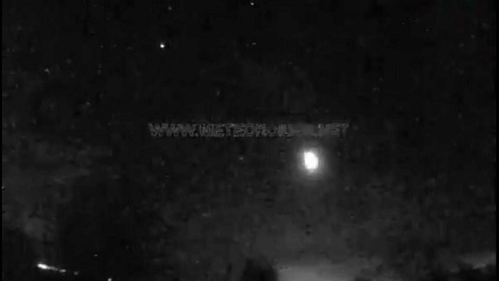 El impacto de una roca en la atmósfera genera una gran bola de fuego sobre Madrid