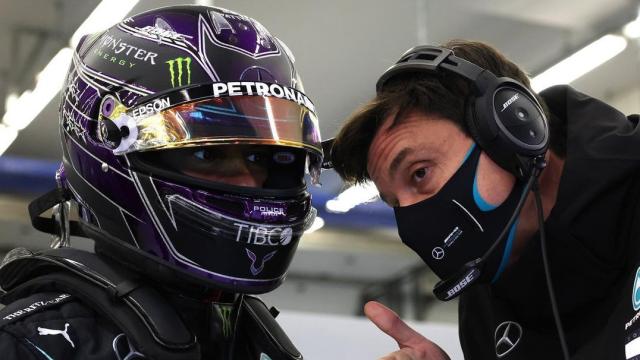 Hamilton escucha a Toto Wolff