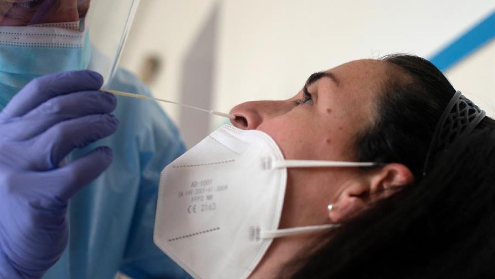 Un sanitario realiza una prueba PCR.