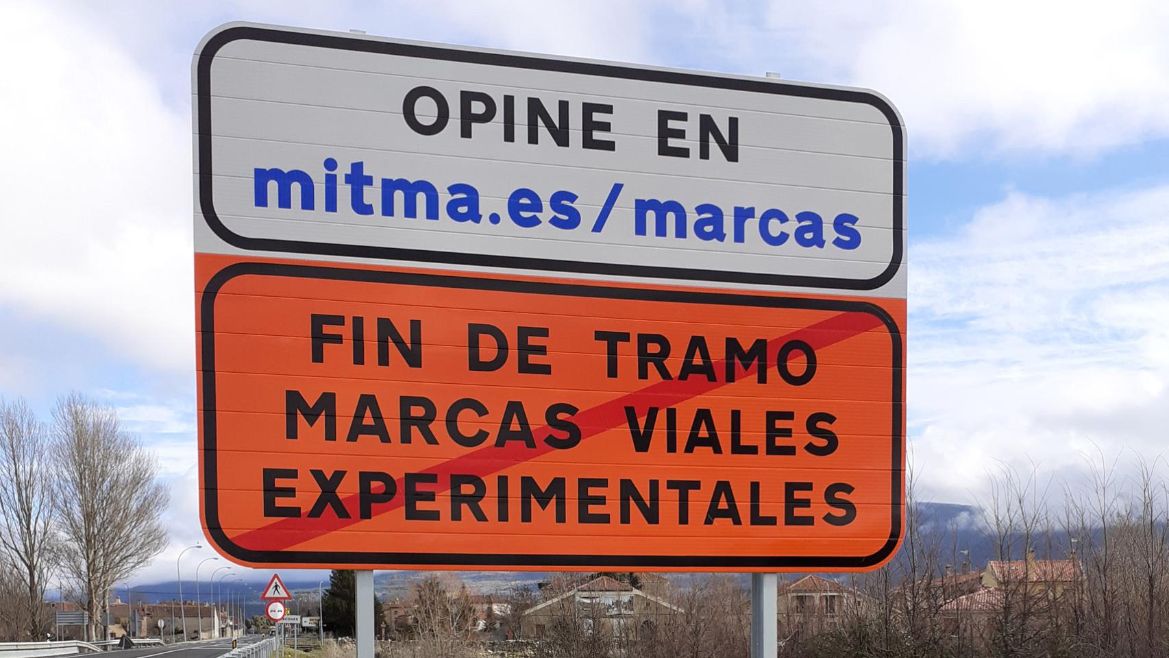 La DGT previene, con una señal vertical, dónde se encuentran las nuevas marcas viales experimentales.