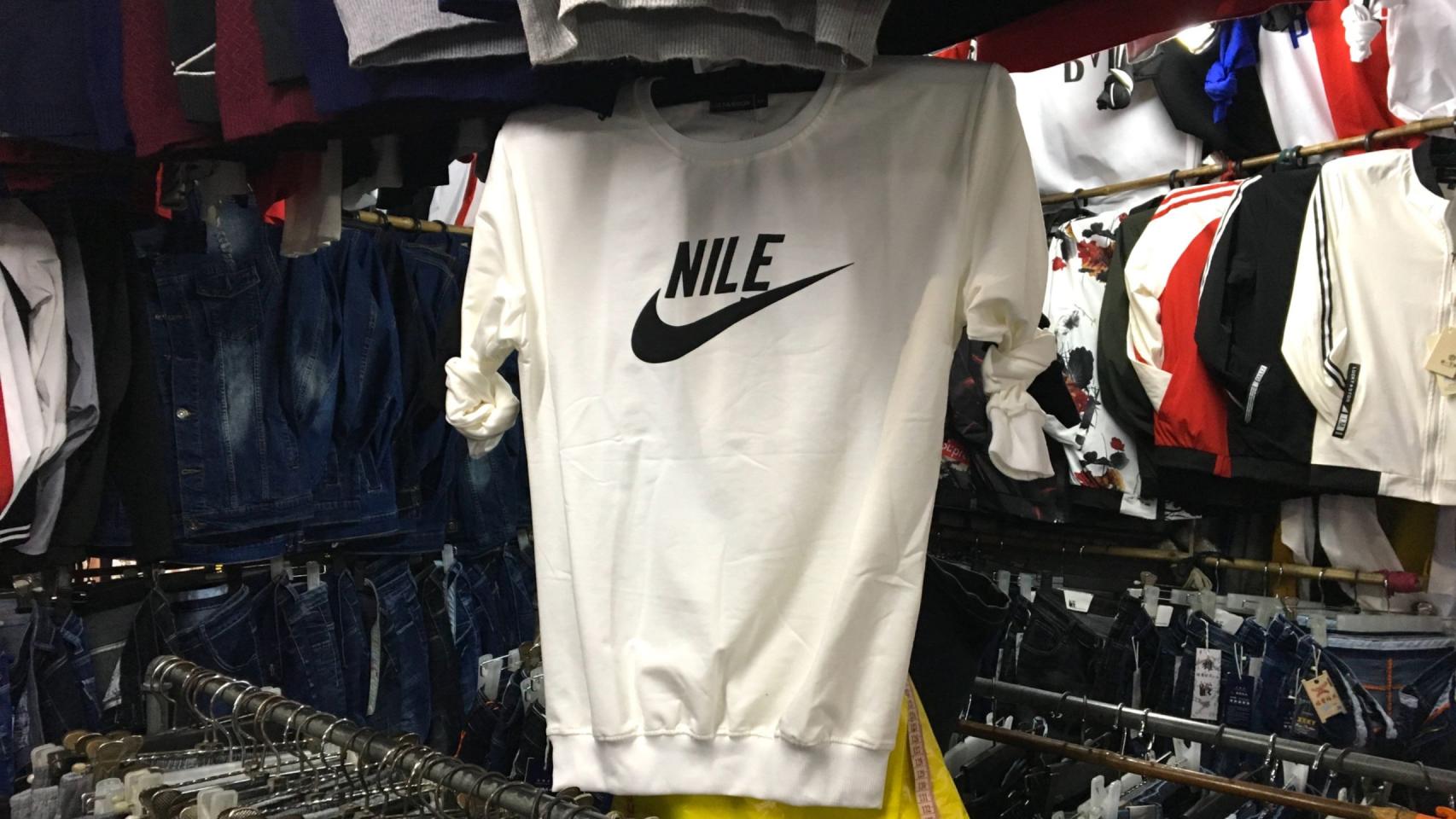 Incautadas más de 100 prendas deportivas falsas en un mercadillo de Bueu (Pontevedra)