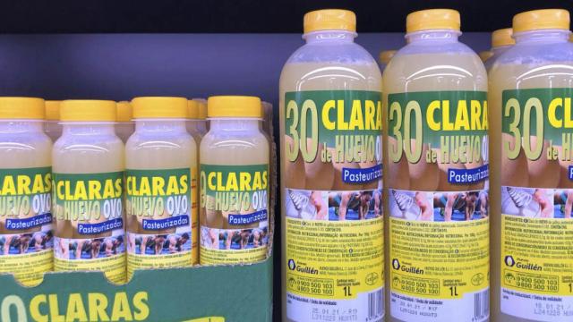 Unas botellas con claras de huevo.
