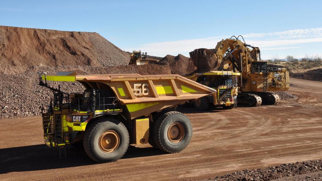 Maquinaria parada en una explotación minera.