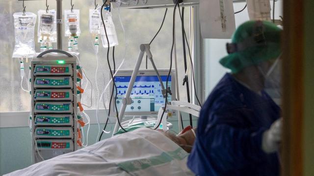 Un sanitario trabaja en la Unidad de Cuidados Intensivos (UCI) dedicada a pacientes covid del Hospital Miguel Servet de Zaragoza. EFE/Javier Belver