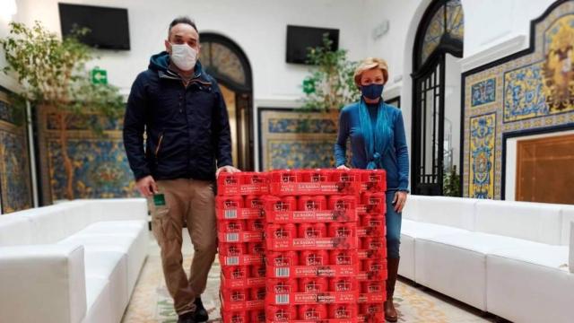 Entrega de las latas de cerveza La Sagra al ayuntamiento de Yuncos