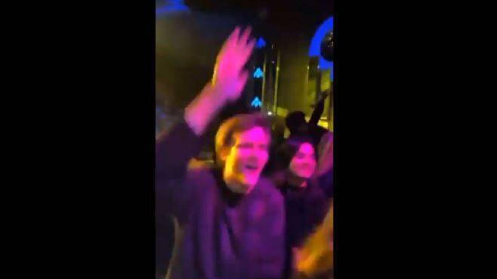 Imágenes del vídeo que ha publicado  Miguel Frigenti en Twitter del interior de la discoteca Barceló de Madrid en plena pandemia