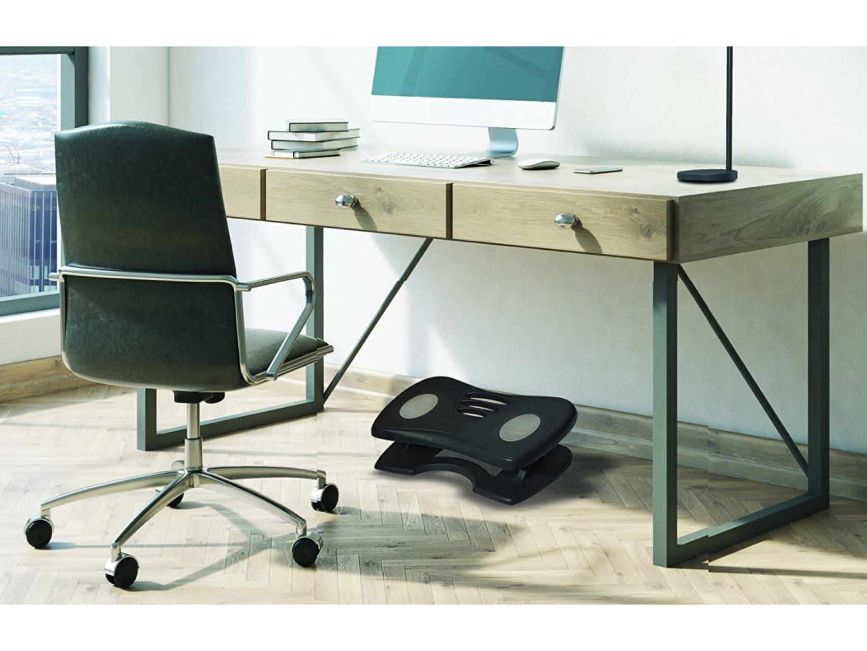 ¿Trabajas sentado? Estos reposapiés mejorarán tu postura