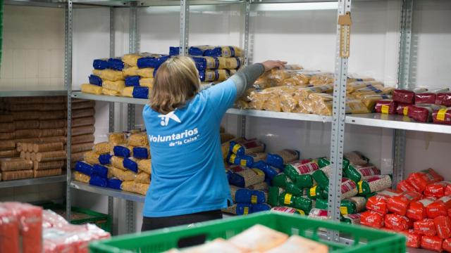 Voluntarios trabajando en un banco de alimentos.