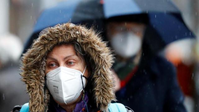 Una mujer con una mascarilla FPP2.