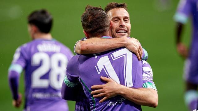 Joaquín y Canales celebran un gol del Betis ante la Real Sociedad