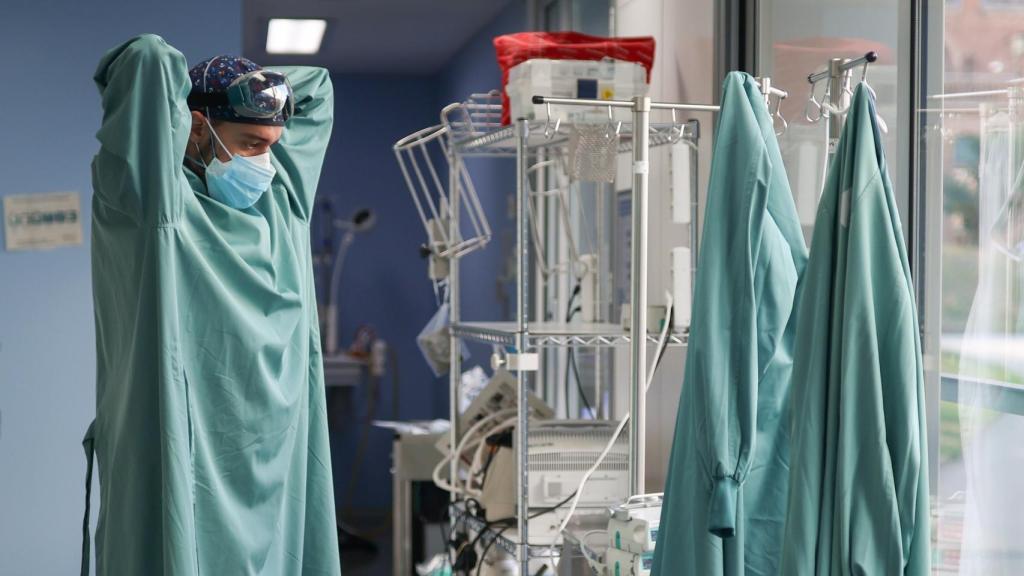 Un médico colocándose un EPI en el Hospital de Sant Pau, en Barcelona.