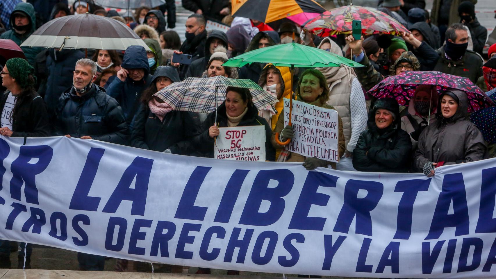 Manifestantes contra las medidas impuestas por la pandemia.