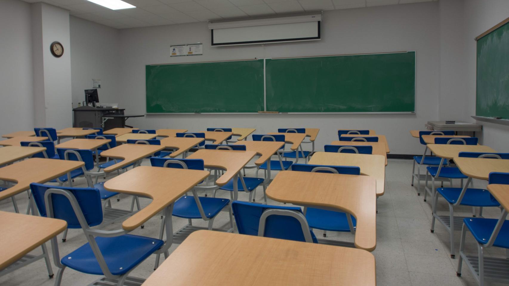 Una clase vacía en La Línea de la Concepción.